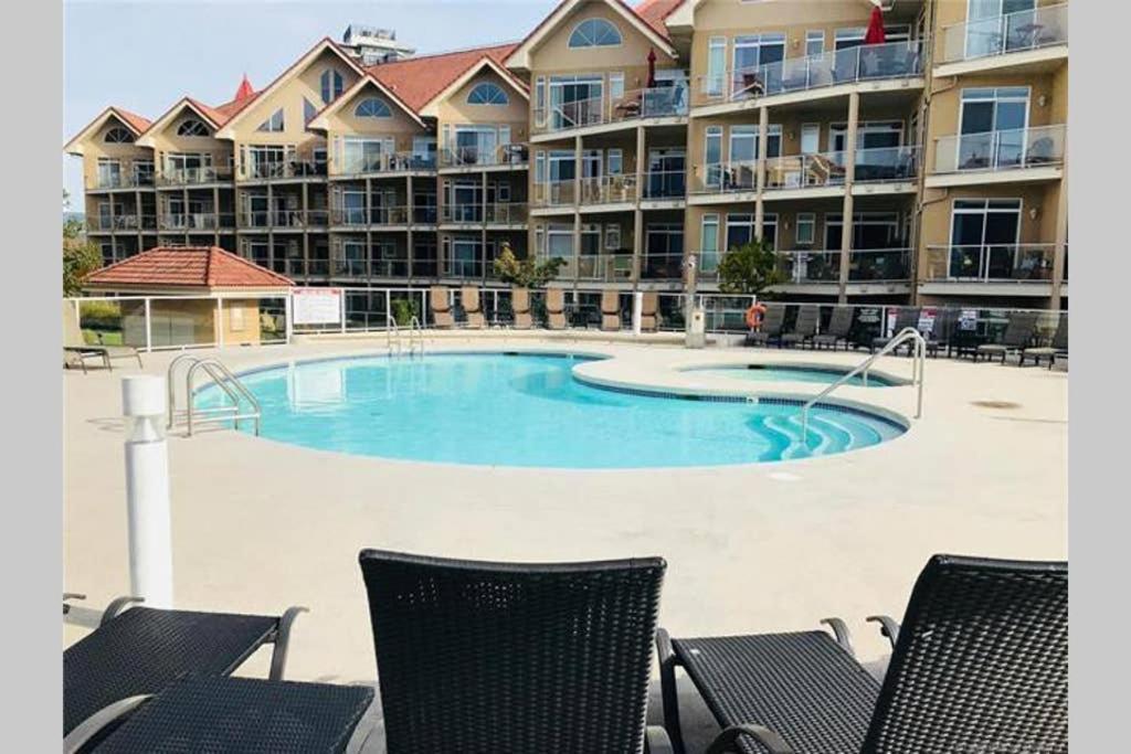 Tranquil Waterfront Condo 킬로나 외부 사진